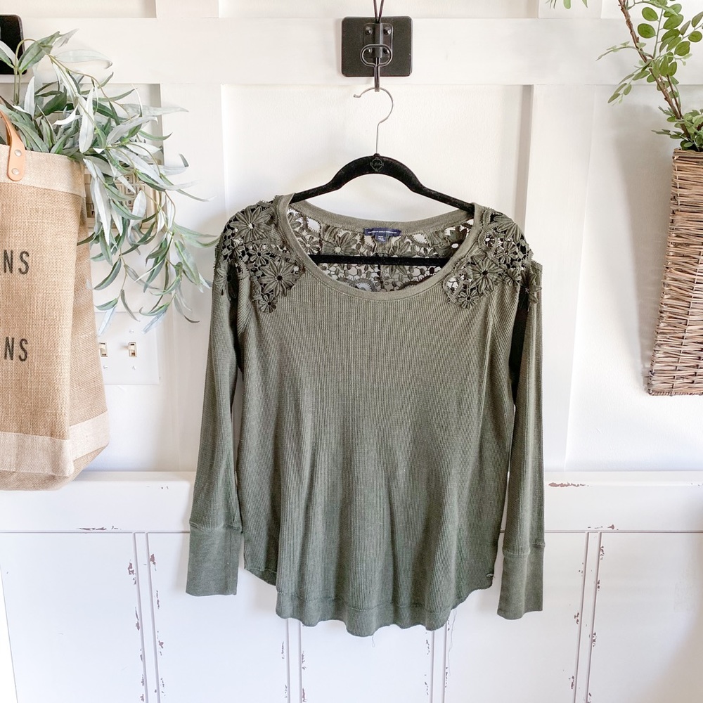 Shirt with lace shoulders/back